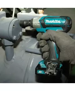 Купить Гайковерт аккумуляторный ударный Makita TW161DZ патрон квадрат 3/8", кейс в комплекте, изображение 2 в компании Зеон